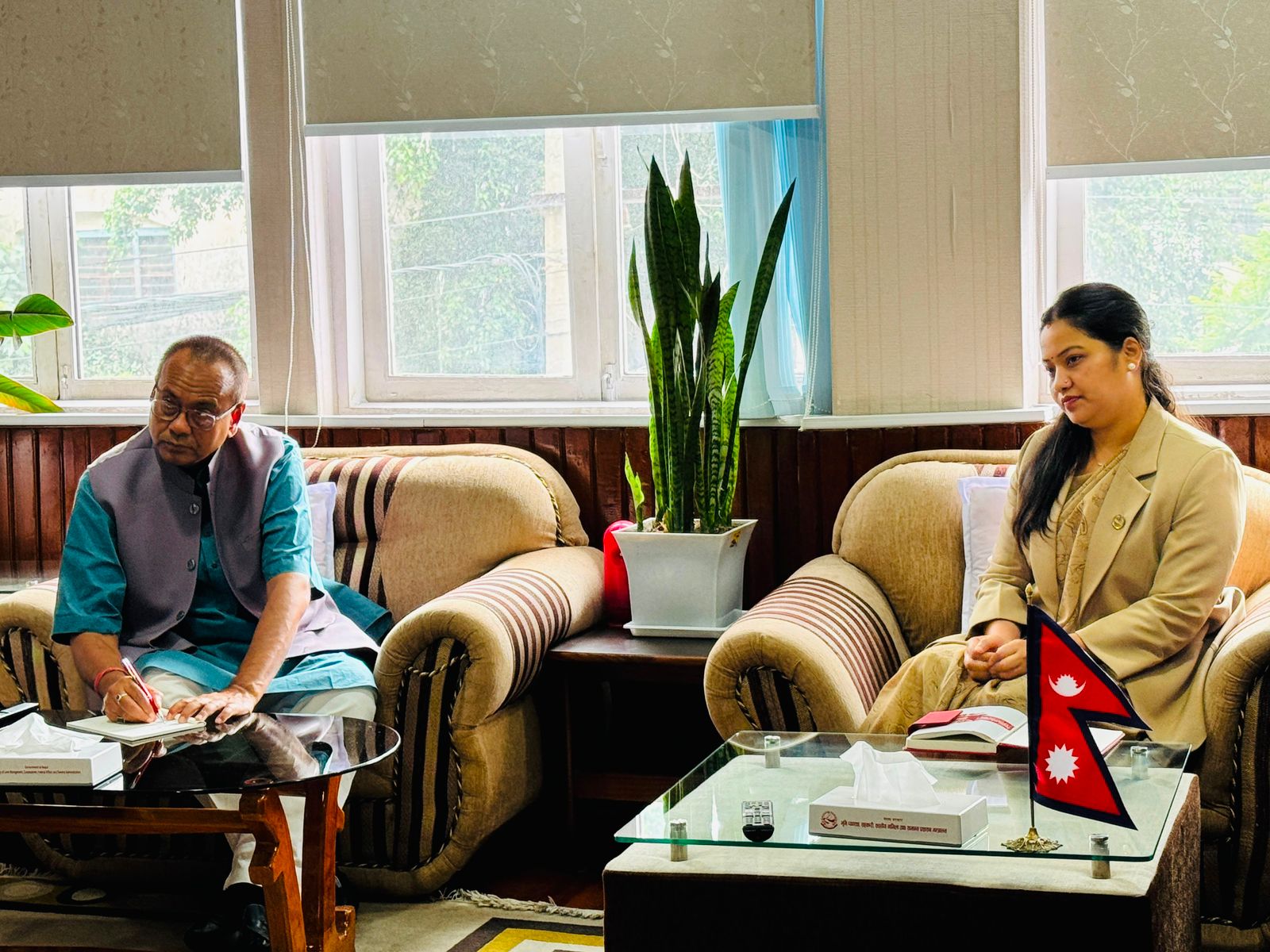 स्थानीय तहमा देखिएका प्रशासनिक चुनौतीबारे मधेशका मुख्यमन्त्रीसगँ मन्त्री रावलकाे छलफल
